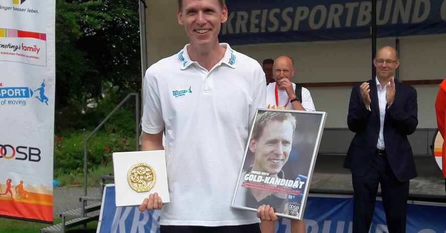 Frank Busemann freute sich über die Auszeichnung für seinen 75. Tourstopp als Sportbotschafter von kinder+Sport. Foto: Simone Müller/DSM