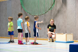 Eine Übungsleiterin erläutert ihren Kindern die nächste Aufgabe. Foto: LSBNRW