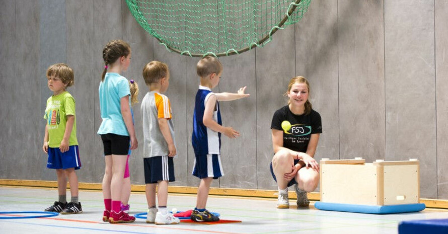 Eine Übungsleiterin erläutert ihren Kindern die nächste Aufgabe. Foto: LSBNRW