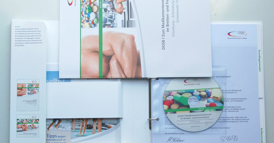 Die Unterlagen zum Fortbildungs-Modul "Medikamentenmissbrauch im Breiten- und Freizeitsport"; Foto: DOSB