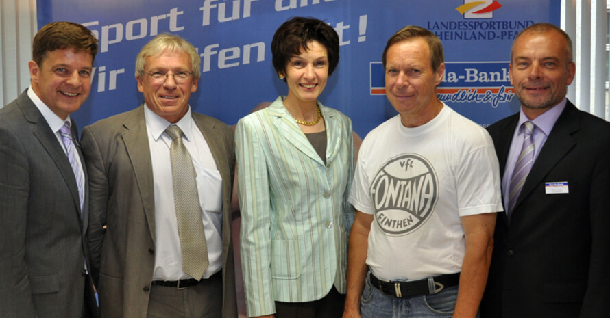 LSB-Präsidentin Karin Augustin (m.) bei der Vorstellung des Projektes "Sport für alle - Wir helfen mit!". Foto: LSB RLP