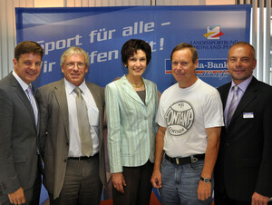 LSB-Präsidentin Karin Augustin (m.) bei der Vorstellung des Projektes "Sport für alle - Wir helfen mit!". Foto: LSB RLP