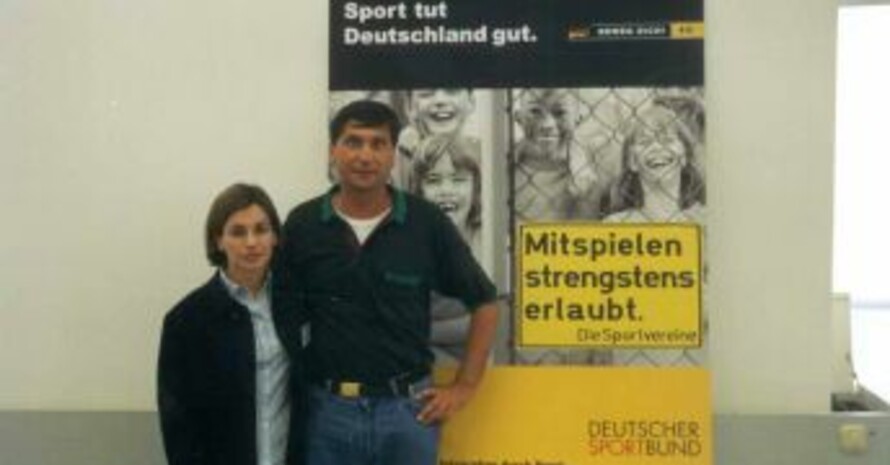 Heike Hofmann Ressortleiterin des Programms "Integration durch Sport" und Manfred Wille Vorsitzender des CVJM Wolfsburg