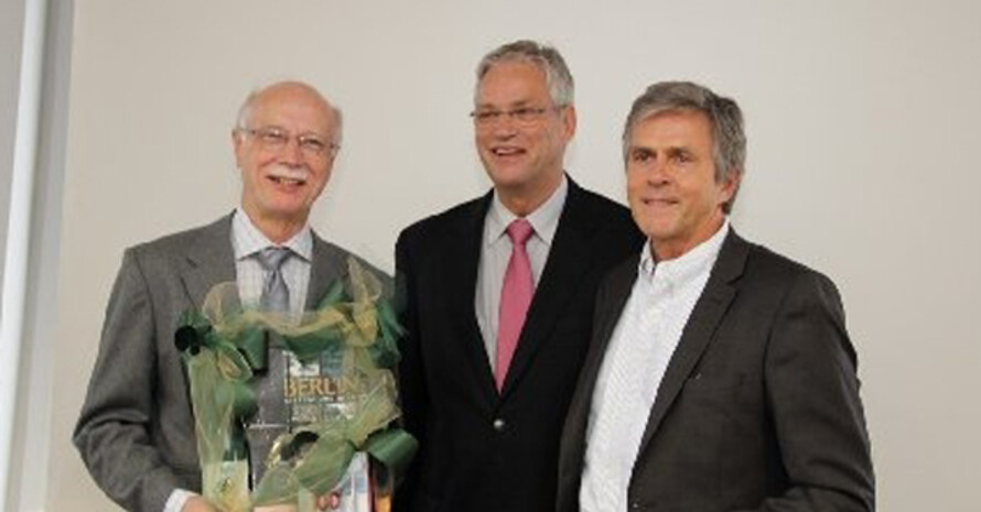 Professor Herbert Löllgen (l.) wird von Professor Klaus Völker (m.) und dem neuen
