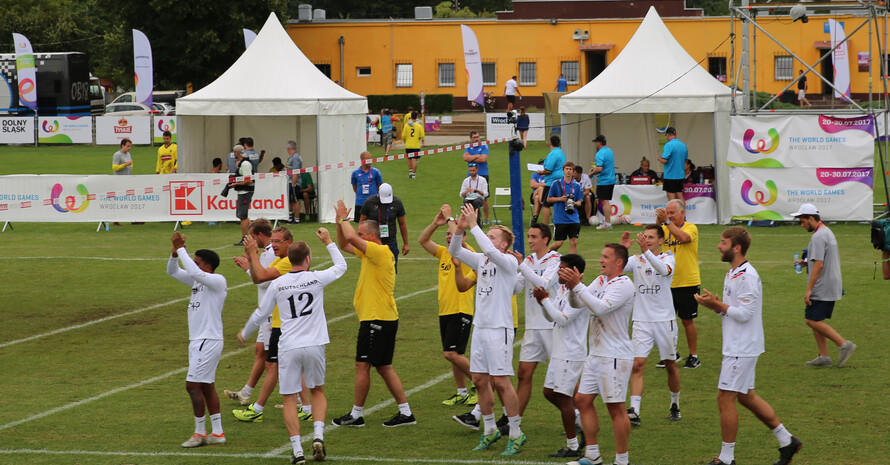 Die deutschen Faustballer jubeln nach dem Finaleinzug. Foto: DOSB
