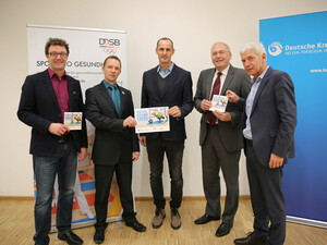PD Dr. Freerk T. Baumann, Centrum für Integrierte Onkologie (CIO) am Universitätsklinikum Köln, Matthias Poeppel, Direktor Sportentwicklung des Deutschen Behindertensportverbandes, Heiko Herrlich, Michael Vesper, Vorstandsvorsitzender des DOSB und Gerd Nettekoven, Vorstandsvorsitzender der Deutschen Krebshilfe (v.l.) beim Pressetermin. Foto: DOSB