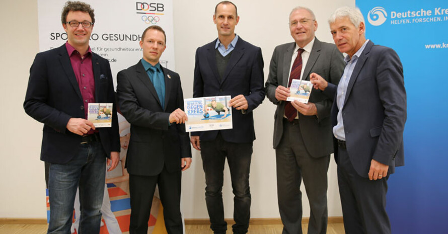 PD Dr. Freerk T. Baumann, Centrum für Integrierte Onkologie (CIO) am Universitätsklinikum Köln, Matthias Poeppel, Direktor Sportentwicklung des Deutschen Behindertensportverbandes, Heiko Herrlich, Michael Vesper, Vorstandsvorsitzender des DOSB und Gerd Nettekoven, Vorstandsvorsitzender der Deutschen Krebshilfe (v.l.) beim Pressetermin. Foto: DOSB